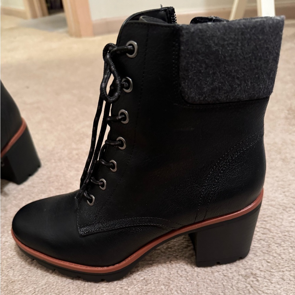 7.5 Naturalizer Ankle boots. Worn once. Great condition